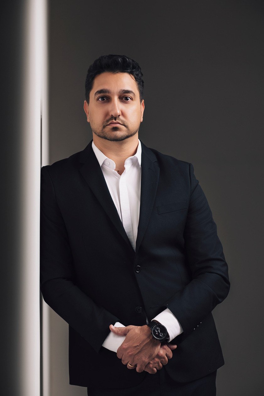Retrato executivo masculino em ambiente arquitetônico
