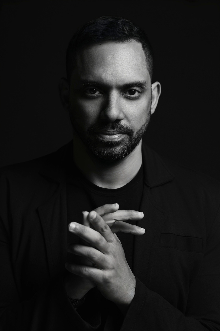 Retrato masculino em preto e branco com luz dramática