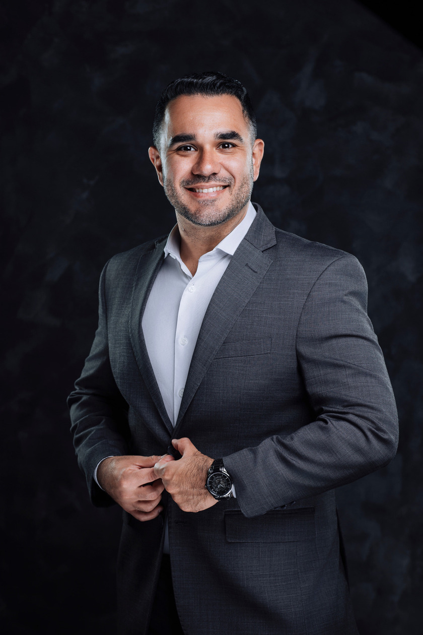 Retrato corporativo masculino em fundo escuro